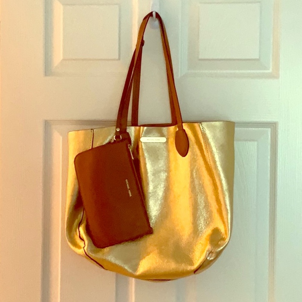 NWOT Michael Kors reversible tote with wristlet